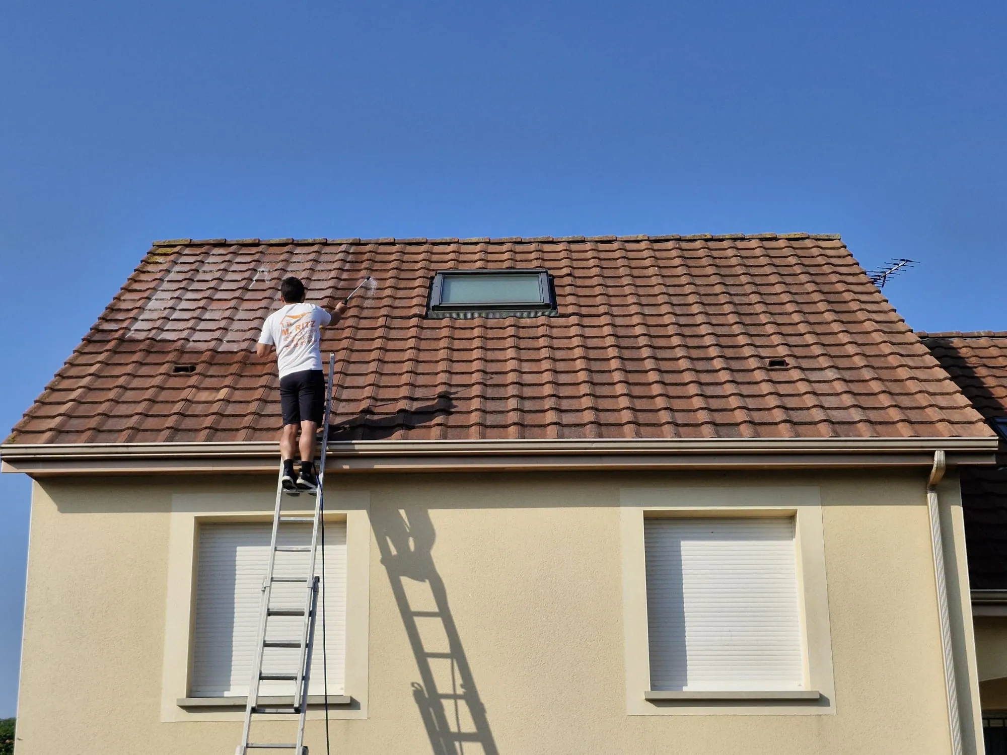 Application d'un hydrofuge à effet perlant sur une toiture paloise